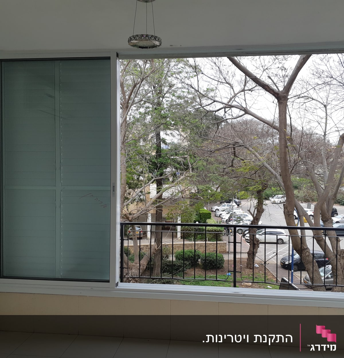 חלון אלומיניום עם תריסים סגורים